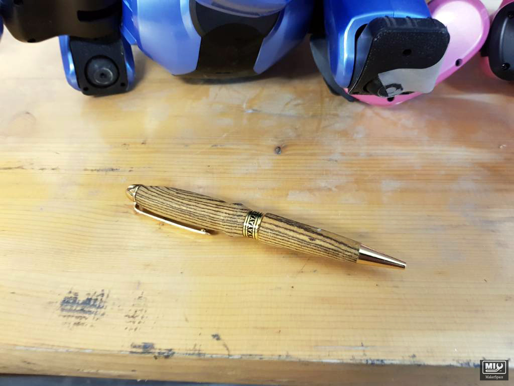 MIYMakerSpace's tweet photo. Voici le résultat étonnant ! Les stylos ont l'air si professionnels. C'est vraiment génial, non ? #CNC #FabLab #Pen #Woodwork #DIY #MIY #MakerSpace #Fribourg #milling #penmaking https://t.co/PBOa1NhbZJ
