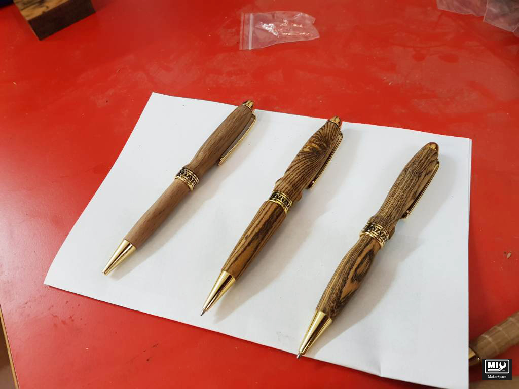 MIYMakerSpace's tweet photo. Voici le résultat étonnant ! Les stylos ont l'air si professionnels. C'est vraiment génial, non ? #CNC #FabLab #Pen #Woodwork #DIY #MIY #MakerSpace #Fribourg #milling #penmaking https://t.co/PBOa1NhbZJ