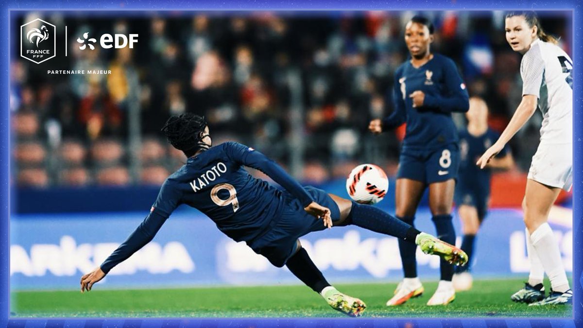EDF_Foot's tweet photo. Retour en images sur la victoire fleuve des Bleues (11-0) face à l'Estonie hier ! 📷 Grâce à cette performance, elles ont atteint le cap des 1000 buts marqués par l'intermédiaire de Kenza Dali ⚽
Prochain RDV mardi à 17h avec un déplacement au Kazakhstan 📅 #FRAEST #EnergieduFoot https://t.co/PAgWrdZWT6