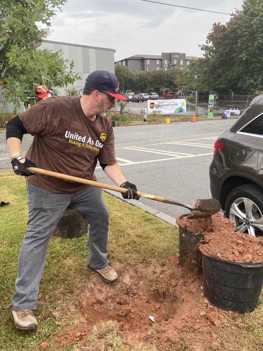 jruiz_fdn's tweet photo. @UPS_Foundation @UPSers & UPS Trailblazers joined @LauraLaneUPS this week to proudly plant new trees in Atlanta’s historic Castleberry Hill neighborhood with @TreesAtlanta. #ThisIsWhyIServe. Thx @jutoxbarcastleberry.com for hydration🧋 https://t.co/hNML0TgLya