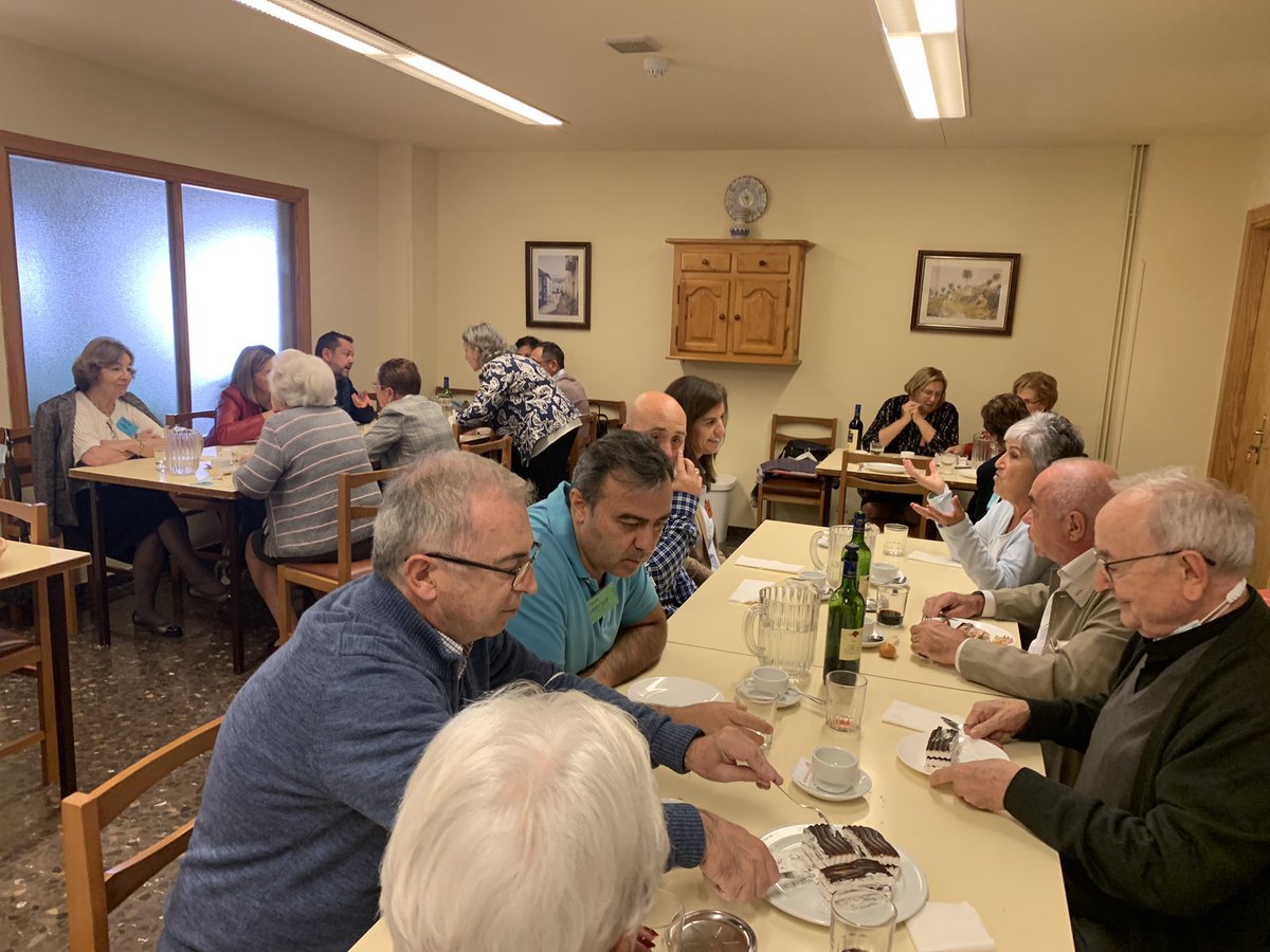 Una parada para descansar un poco y reponer fuerzas. La comida es un buen momento para convivir más de cerca con los hermanos. #unsolocorazonoar #profetasdelaalegria <a href="/oarecoletos/">Agustinos Recoletos</a> <a href="/Freisimonp/">Simón Puertas Pérez</a> <a href="/ARCORES_NETWORK/">ARCORES</a> <a href="/PriorGeneralOAR/">Miguel Ángel Hernández</a>