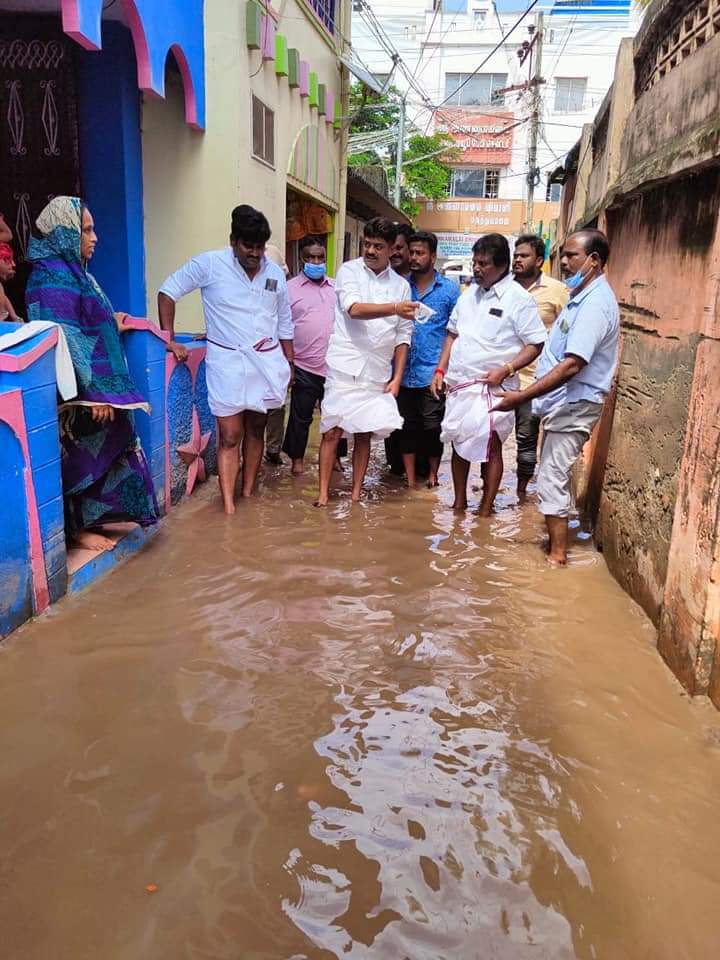 kvmuthuramaling's tweet photo. வடகிழக்கு பருவமழையை முன்னிட்டு நேற்று இராமநாதபுரத்தில் ஏற்பட்ட கனமழையினால் நகரின் வீதிகளில் தேங்கி நிற்கும் கழிவுநீர் மற்றும் தண்ணீர்களை வெளியேற்ற அதிகாரிகளை முடக்கிவிட்டும் ��ேலும் இனிவரும் காலங்களில் மேற்கொள்ளவேண்டிய பணிகளை பற்றியும் ஆய்வு செய்தேன். https://t.co/g5vmx5Zh3G