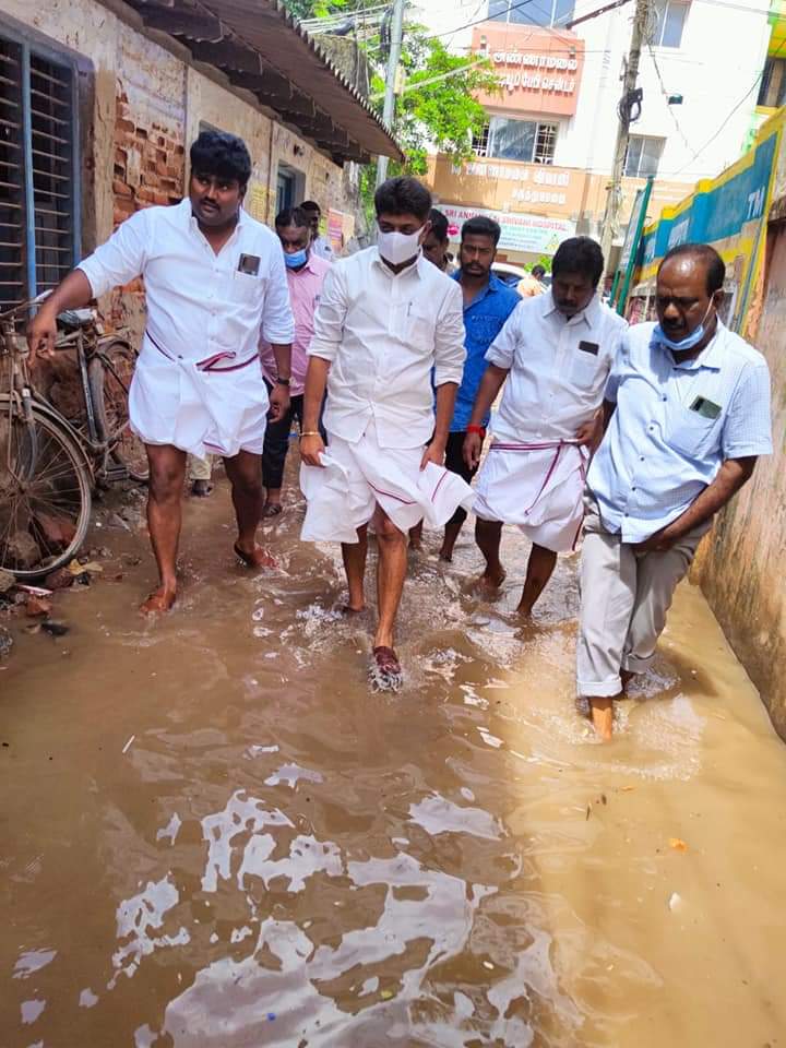 kvmuthuramaling's tweet photo. வடகிழக்கு பருவமழையை முன்னிட்டு நேற்று இராமநாதபுரத்தில் ஏற்பட்ட கனமழையினால் நகரின் வீதிகளில் தேங்கி நிற்கும் கழிவுநீர் மற்றும் தண்ணீர்களை வெளியேற்ற அதிகாரிகளை முடக்கிவிட்டும் ��ேலும் இனிவரும் காலங்களில் மேற்கொள்ளவேண்டிய பணிகளை பற்றியும் ஆய்வு செய்தேன். https://t.co/g5vmx5Zh3G