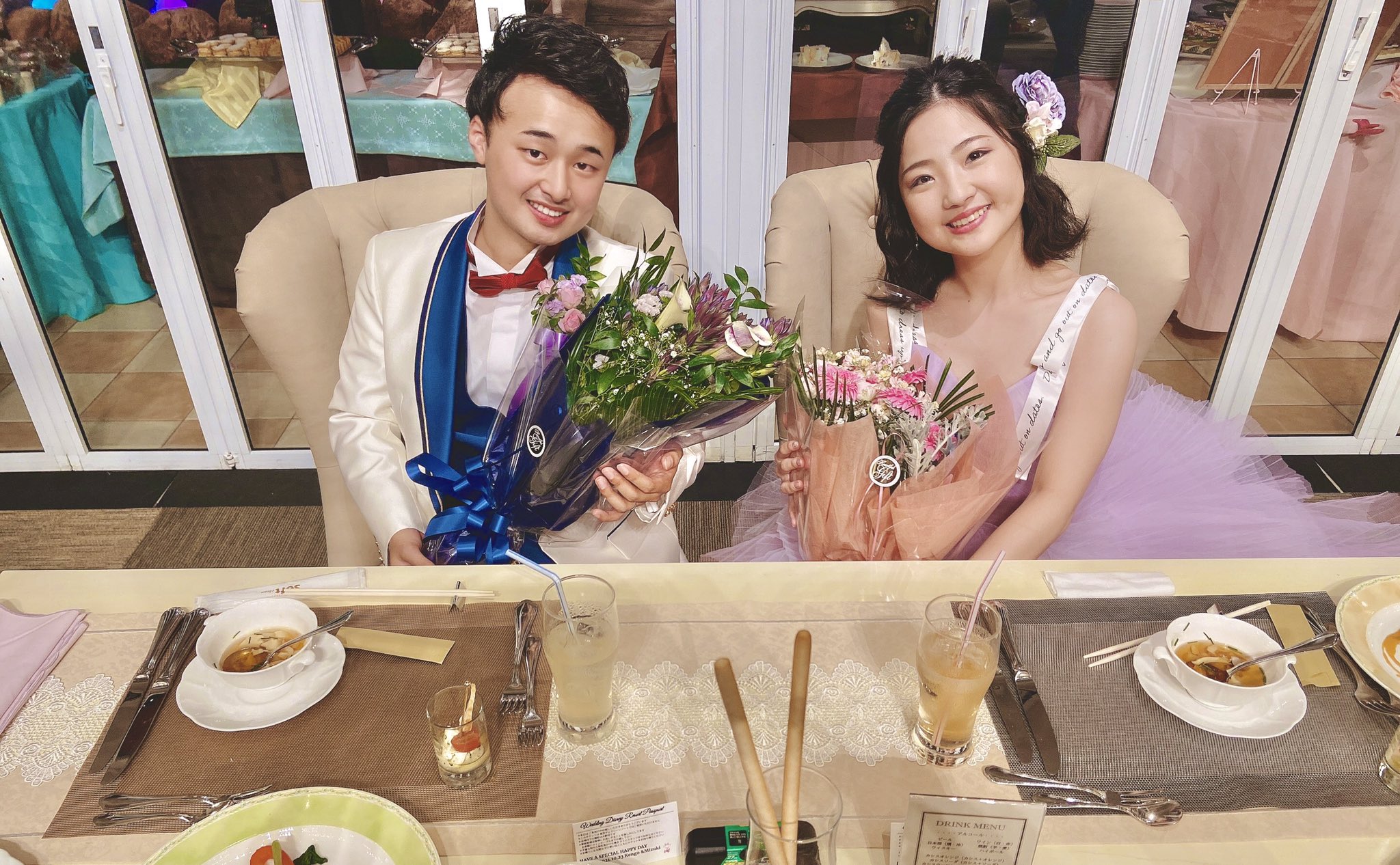 ウエディングファンタジア 静岡 結婚式場 サプライズ大成功 披露宴中 お2人のご友人からサプライズで花束のプレゼントがありました 突然のことに驚きながらも嬉しそうなお2人 素敵なご友人の皆さま ありがとうございました T Co
