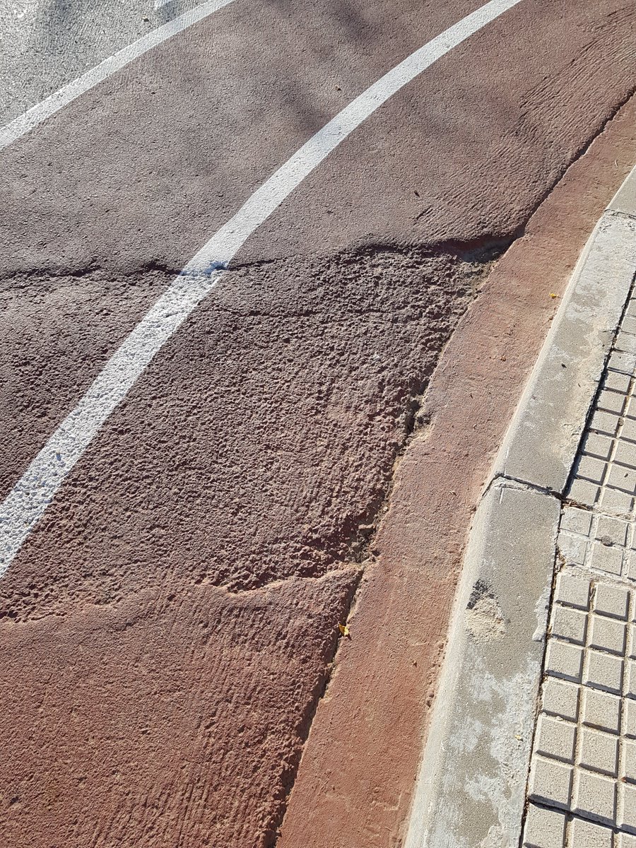 joan_ru_ca's tweet photo. 4. El tema pintura i palante també fa que hagis d'agafar alguna curva a ras!!!!. Però no us queixeu abans de que acabin les obres que després sembla que sigui #TotCagatiPixat. Centrem-nos en el passeig bonic pels bosc de #SPiSP https://t.co/iuNToZtPNj