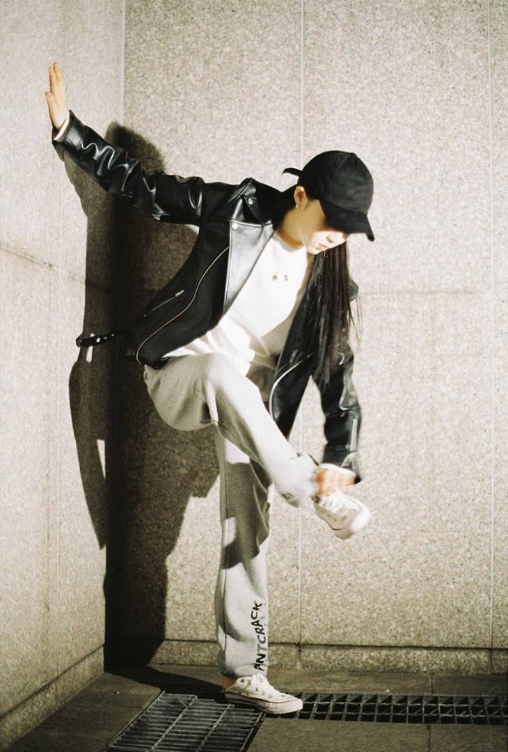 byulmily's tweet photo. i just need to know what the hell the floor is doing that im not that it catches moonbyul’s eye all the time https://t.co/JcKwEo6oZ4