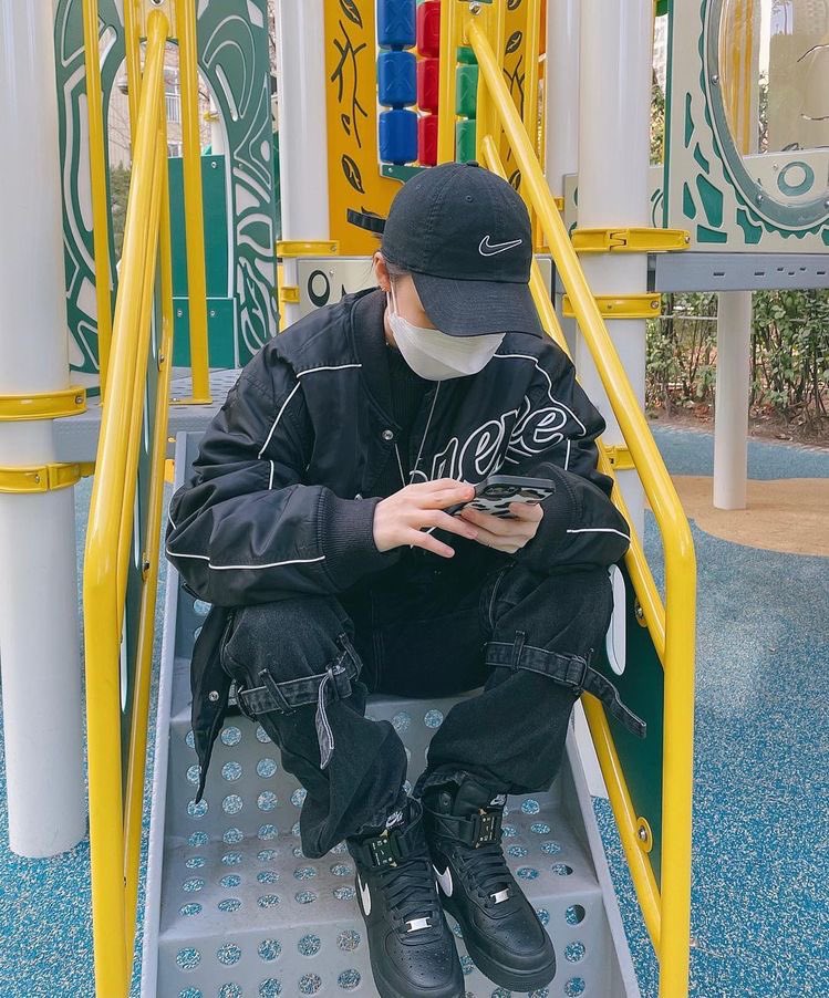 byulmily's tweet photo. i just need to know what the hell the floor is doing that im not that it catches moonbyul’s eye all the time https://t.co/JcKwEo6oZ4