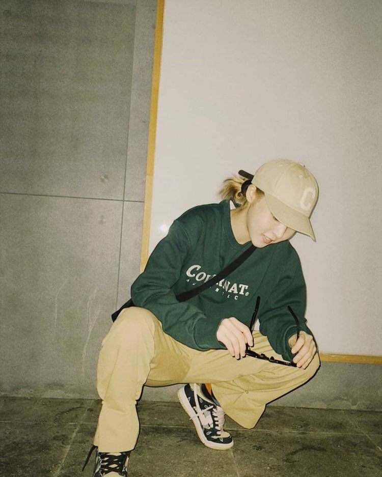 byulmily's tweet photo. i just need to know what the hell the floor is doing that im not that it catches moonbyul’s eye all the time https://t.co/JcKwEo6oZ4