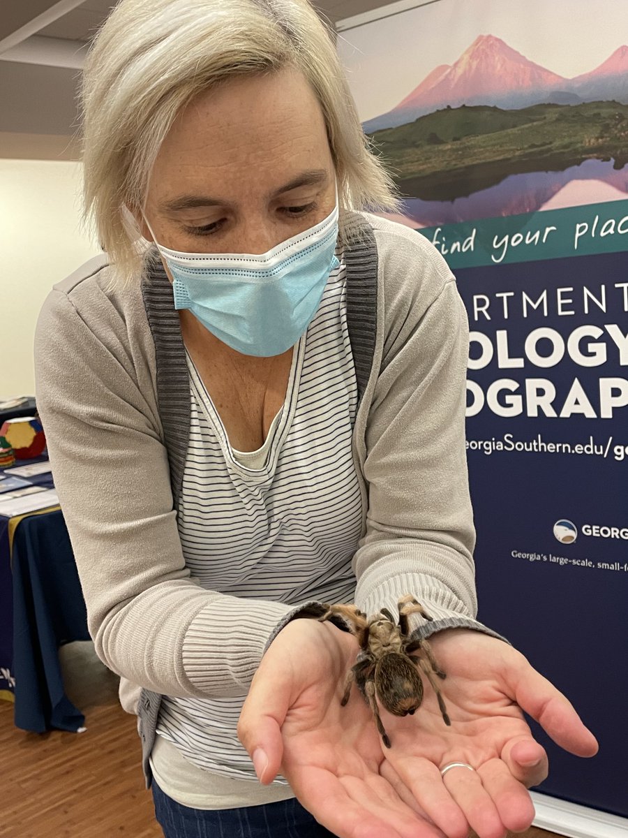 Dr_Mastodonna's tweet photo. I made a charming new friend at #EaglePreview today! @GSCOSM https://t.co/IOkDHbJcHG