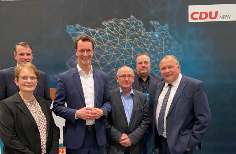 Tobias Stockhoff (@tobiasstockhoff) on Twitter photo Herzlichen Glückwunsch - an den neuen Landesvorsitzenden der CDU Nordrhein-Westfalen <a href="/HendrikWuest/">Hendrik Wüst</a>, der mit sensationellen 98,32 % heute in Bielefeld beim Landesparteitag gewählt wurde.
Weiterlesen:
m.facebook.com/story.php?stor…
#cdunrw
#dorsten
#stockhoff
#wüst
#hendrikwüst Herzlichen Glückwunsch - an den neuen Landesvorsitzenden der CDU Nordrhein-Westfalen <a href="/HendrikWuest/">Hendrik Wüst</a>, der mit sensationellen 98,32 % heute in Bielefeld beim Landesparteitag gewählt wurde.
Weiterlesen:
m.facebook.com/story.php?stor…
#cdunrw
#dorsten
#stockhoff
#wüst
#hendrikwüst