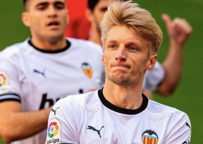 _rodolfoelgolfo's tweet photo. 😲😲 QUE LÍO HOY en MESTALLA 🤦🏼‍♂️🤦🏼‍♂️ JOSÉ BORDALÁS se dirigió a uno de sus futbolistas pensando que era LINDA BAKKER, del VCF FEMININO.
"LINDA, tú juegas en el PUCHADES no en MESTALLA"
A lo que el jugador se giró y le contestó :
- MISTER, soy DANIEL WASS"
HOY EN DEPORTES CUATRO 🔴🔴 https://t.co/BSDix9iurR