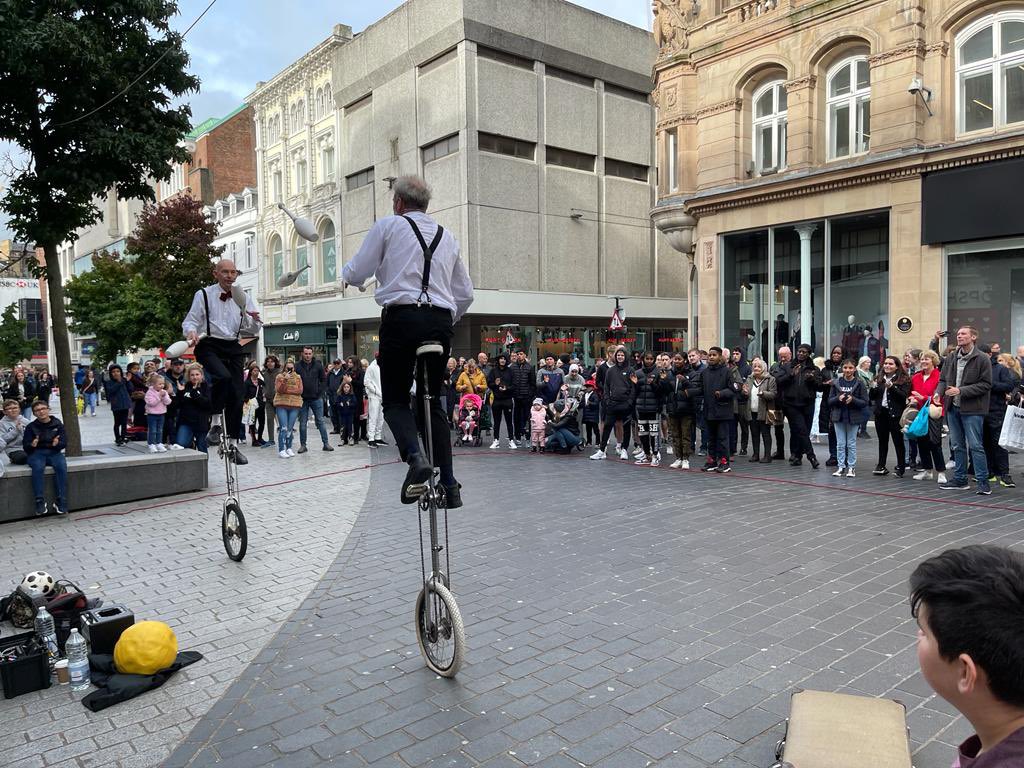 fringe_lpool's tweet photo. These pillars of Circus mastery LuckyJim&amp;Alex - what a duo! Seriously sensational show in the City centre of Liverpool! “A unique visual Juggling Duo” 30 years in the Edinburgh festival circuit! Now they’re here in #Liverpool for @fringe_lpool 🎭🎩🍁❤️🤯 https://t.co/xU4dFfaZV2
