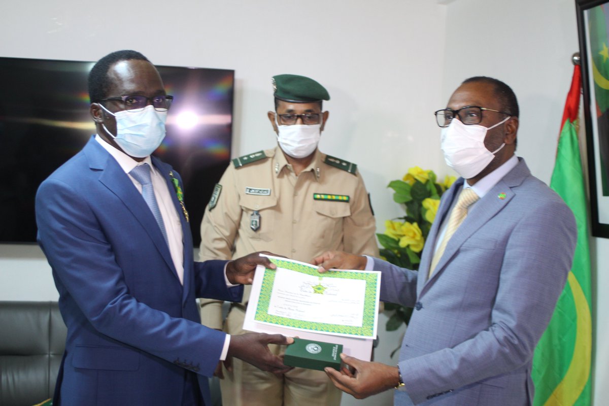 On behaf of #Mauritania President Of Republic <a href="/CheikhGhazouani/">Mohamed Cheikh El Ghazouani محمد ولدالشيخ الغزواني</a> (Decret  N° 161-2021 of 22 October 2021), the Minister of Health delivers the Medal of Officer of Order of National Merit to <a href="/unfpamauritania/">UNFPA MAURITANIA</a> Rep for his achievement.
#LetNoOneBehind
<a href="/Atayeshe/">UNFPA Executive Director</a> 
@kabore10451367 
@unfpa