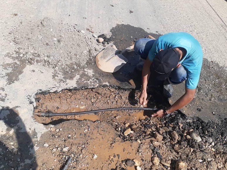 HidrolaraCA_'s tweet photo. #23Oct Realizamos reparación de fuga de agua potable en la Av. Comercio, parroquia Sarare del municipio Simón Planas, recuperando un caudal de 1 lps y beneficiando a 50 familias. #BatallaPorLaPaz https://t.co/xs8zIamK58