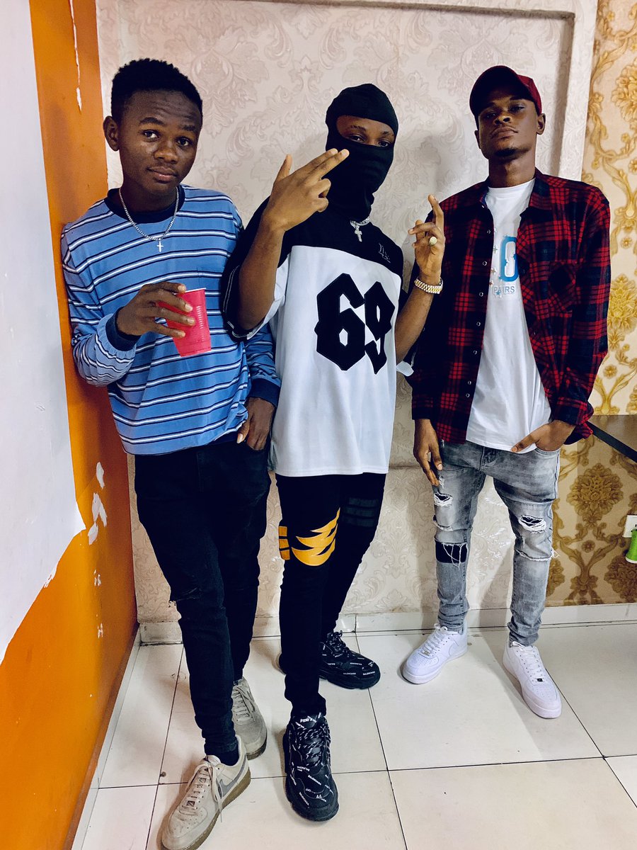 thofumee's tweet photo. They Go Hard .. WE GO HARDER ⚔️
Afrogbëdu Family 🖤🦅.. Listening party was 🔥🔥.. Grateful for yall 🙏🏻.. VolatileEP out now everywhere.. Keep streaming, sharing and enjoying AFROGBËDU🎵. #family #thofumee #afrogbëdu #VolatileEP https://t.co/dkUN2LmBdE