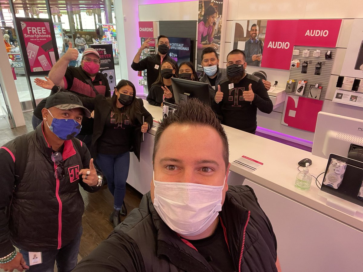 DOrtale1's tweet photo. It definitely was an epic #FriYAY coupled with amazing visits with @AngelGomez143, @TMOcalicaVision, and @MagentAnthony! It was great to see the Franklin Park and Rosemont crews! @EricSaucedoWV and @WirelessVision, thank you for all that you do! #MidwestMagic #TMLife #ItsFriYAY https://t.co/K7pZNfOjBT