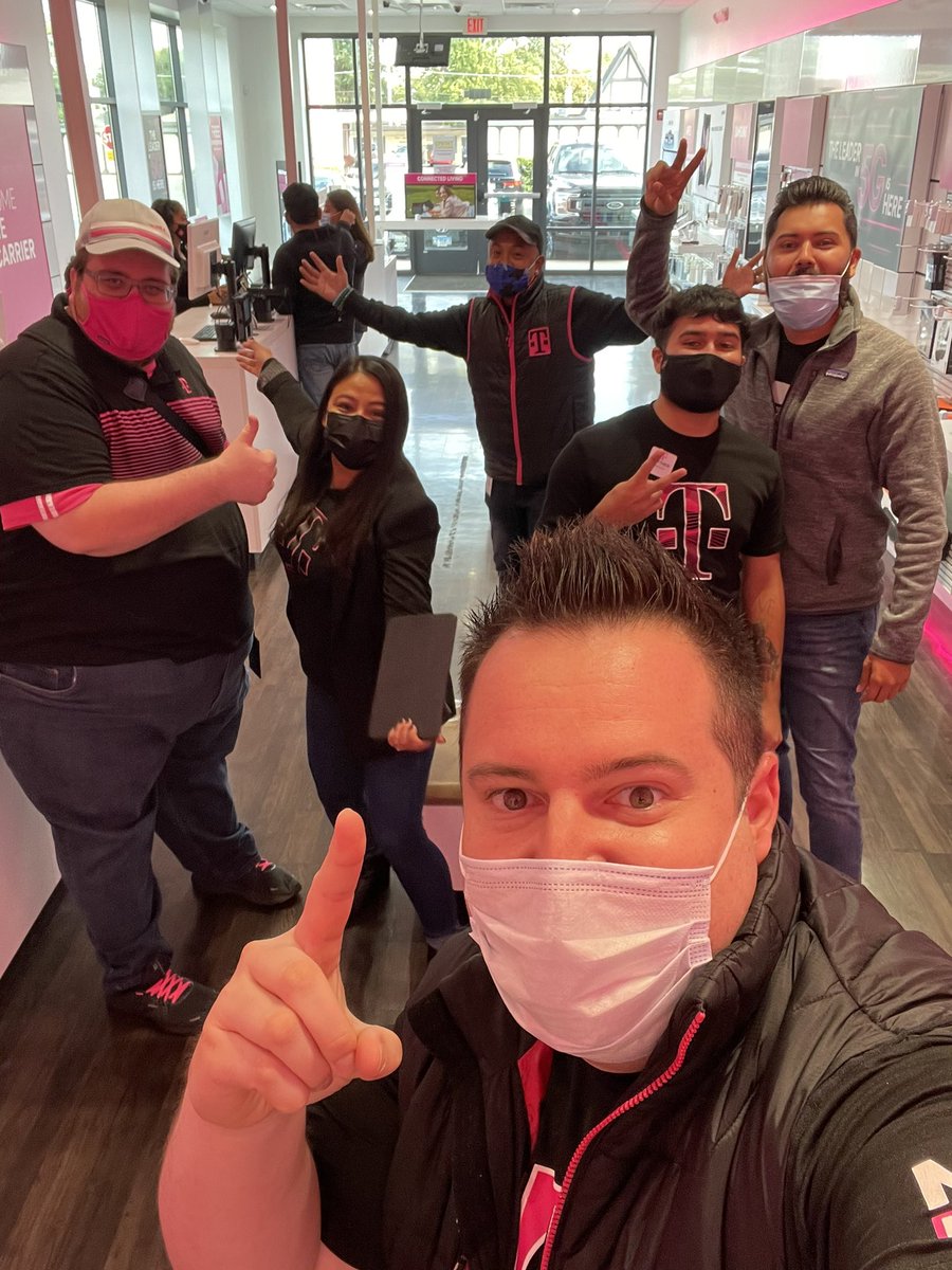DOrtale1's tweet photo. It definitely was an epic #FriYAY coupled with amazing visits with @AngelGomez143, @TMOcalicaVision, and @MagentAnthony! It was great to see the Franklin Park and Rosemont crews! @EricSaucedoWV and @WirelessVision, thank you for all that you do! #MidwestMagic #TMLife #ItsFriYAY https://t.co/K7pZNfOjBT