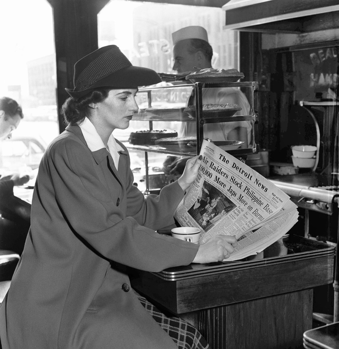 jcvergarablog's tweet photo. Abril de 1942. Una lectora desconocida leyendo los titulares sobre la II Guerra Mundial, en el Detroit News, en un café del centro de Detroit. 

#historia #historico #fotoshistoricas https://t.co/ufgvh6b7zE