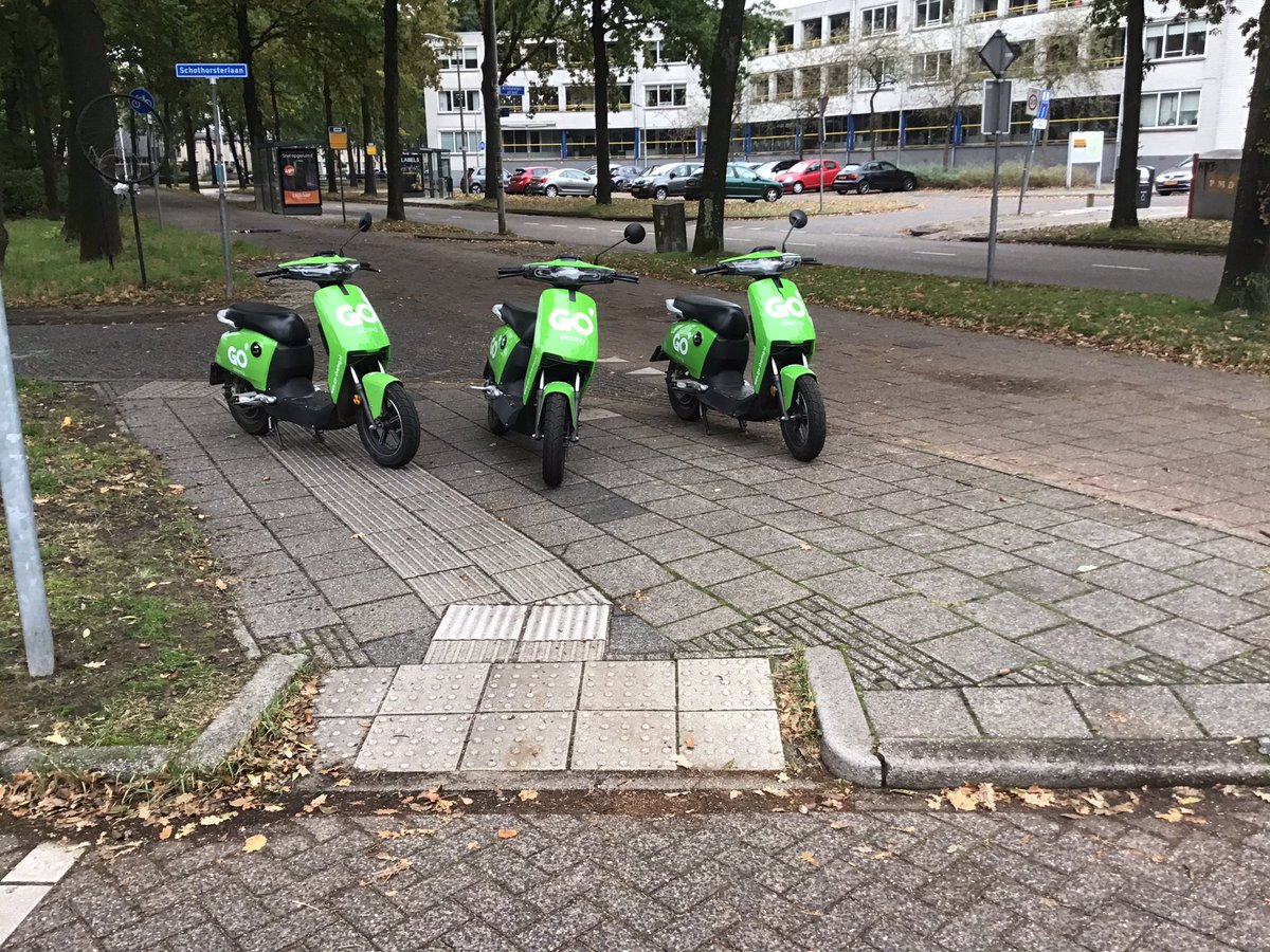 RoelMulder033's tweet photo. @Onbeperkt033 @CeesvEijk @KeesKraanen @Gem_Amersfoort Fijn zo! Er zijn er nu drie en het voetpad is voor wel of niet goed ziende mensen geblokkeerd. Leve de #GOscooter @Gem_Amersfoort https://t.co/r5zZ5iM2ri