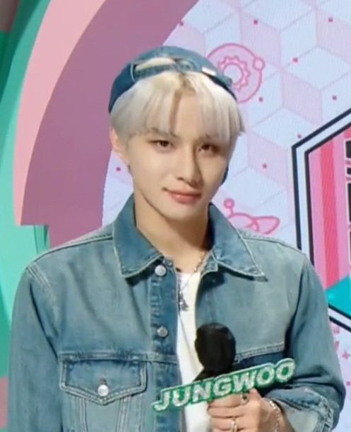 WildLily__'s tweet image. Couldn’t watch you today but you look SO GOOD in denim 💙👄💙 so happy to see you enjoy doing your work and dancing to other groups songs 😆 you did well today too mc kim jungwoo 💙✨ #LovelyDayWithMCJungwoo
#음악쩡심과_기분좋은_토요일_돼
#Sticker3rdWin
#JUNGWOO  #정우  #NCT127