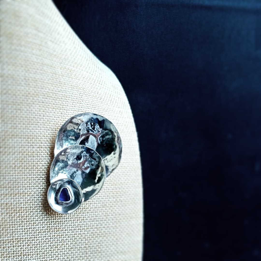 Seastoneuk's tweet photo. Looking for a statement brooch for your winter wardrobe?
Sustainable sterling silver with a beautiful piece of rarest blue Sea glass.
#sustainableliving #sustainablegifts #giftideas #handmadejewellery #brooch #slowliving https://t.co/5ocyi48CSj
