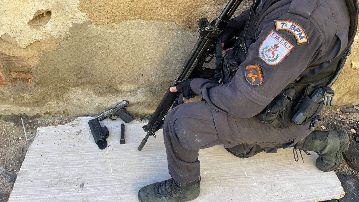 PMERJ's tweet photo. Criminoso armado com pistola é preso em ação do #78BPM na BR-101, Portão da Rosa, em #SãoGonçalo. Ele foi socorrido no HEAT. Ocorrência registrada na 73ª DP. #PMERJ https://t.co/XsPjVDjipF