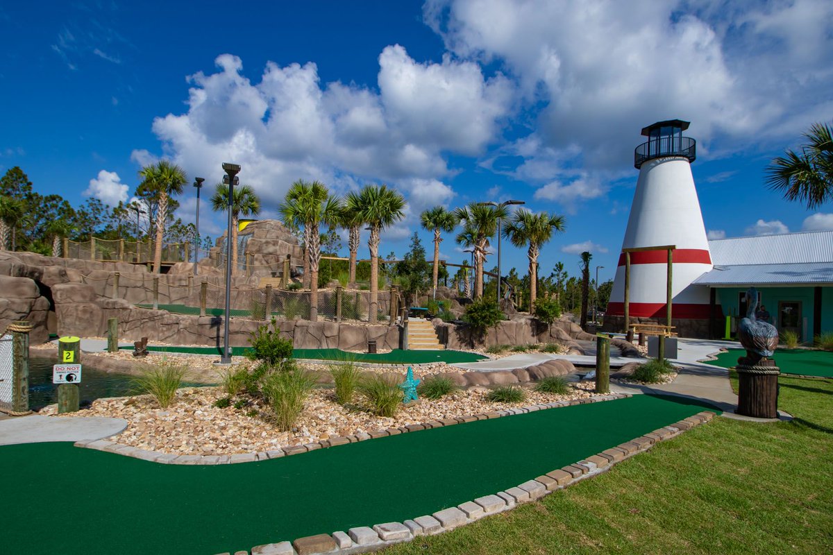 Who wants to try for a hole in one at Beachside Mini Golf? 🙋🏌️‍♂️