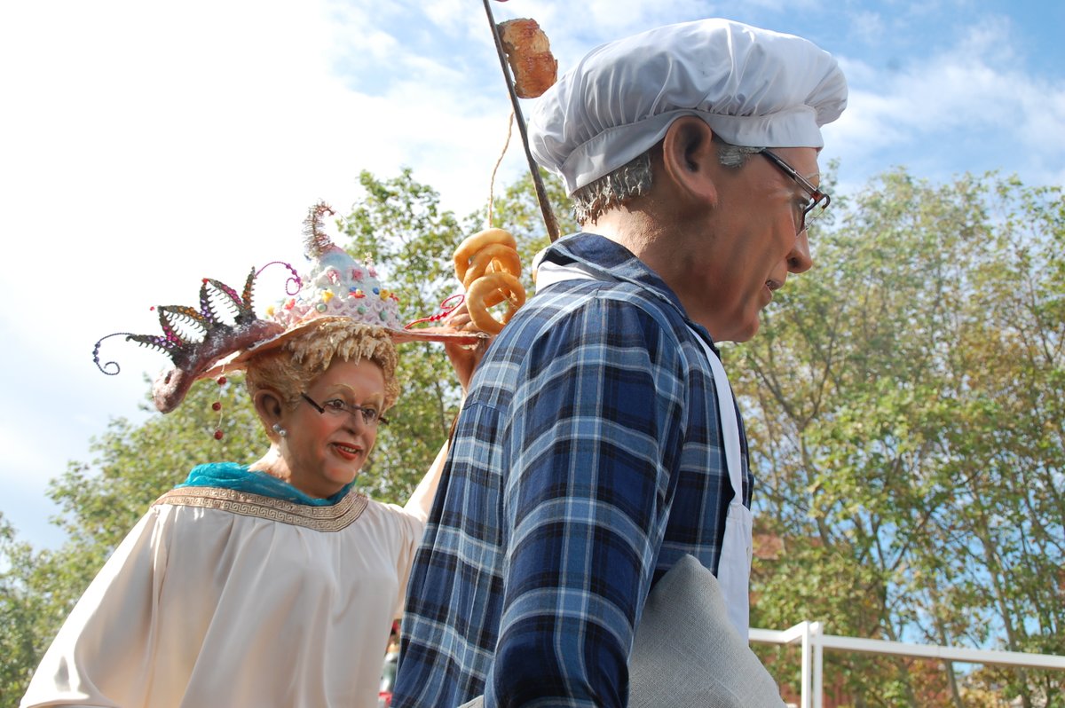 BCN_SantAndreu's tweet photo. 🥳 Els gegants de la Trinitat Vella celebren 10+1 anys amb una #exposició al @CCTrinitatVella a càrrec dels @gegcaptrinitatv.

👩‍🍳👨‍🍳 Representen la fornera Teresa Peña i el forner Daniel Jordà, molt estimats al barri. T'ho expliquem 👉 https://t.co/JlkM6iCsD3 https://t.co/Wf86iMaLOa