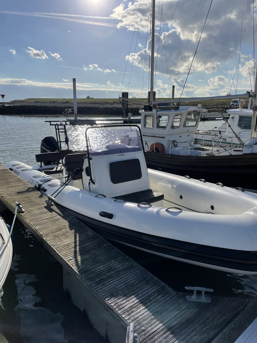 assinkbas's tweet image. Even het water op. Zoeken naar zeehonden. Paar gevonden die minstens net zo nieuwsgierig waren als wij. Vol gas terug richting haven. #scheldesafari #westerschelde #speedboot