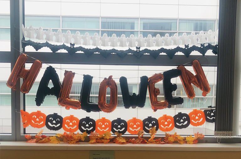 The Pharmacy Health &amp; Wellbeing Group have a week of spooky goings on across the sites - pumpkin carving and treats. Keep an eye out for more tweets. Display looking great 🧡🖤🧡#pumpkin #wellbeing <a href="/MFT_Pharmacy/">MFT_Pharmacy</a>