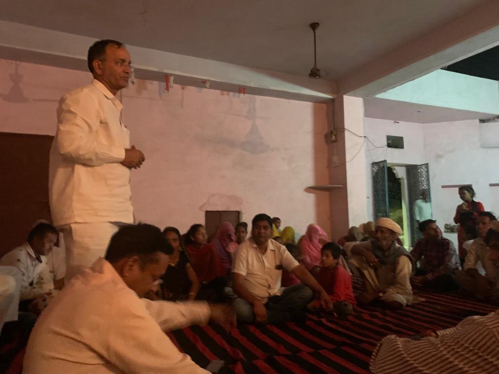 IamMadanMeghwal's tweet photo. वल्लभनगर के उप चुनावों हेतु श्रीमती प्रीति शक्तावत के समर्थन में कानोड़ कस्बे में डोर टू डोर समर्थन मांगा व कानोड़ के मेघवाल समाज के महिला पुरुषों की मीटिंग बाबारामदेव जी के मंदिर में लेकर कांग्रेस को समर्थन देने की अपील की गई।
@INCIndia @INCRajasthan @RahulGandhi @ashokgehlot51 https://t.co/7tdOLRLZKb
