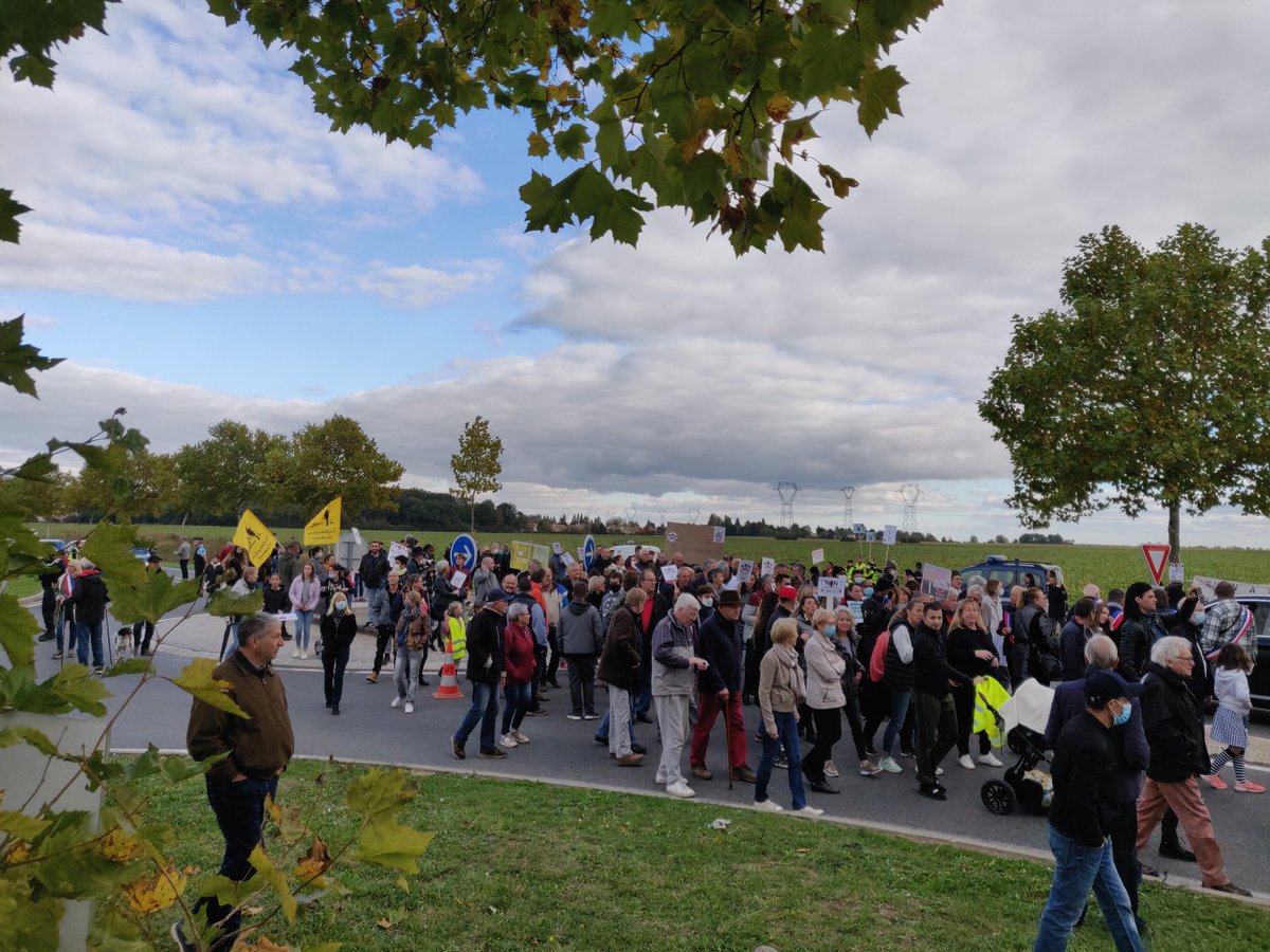 TeddyVaury's tweet photo. #FontenayleVicomte #Essonne alors que les manifestants ont envahi la RD191 la @Gendarmerie_091 a immédiatement bloqué l'axe afin de protéger les manifestants. https://t.co/yLtasF1wj3