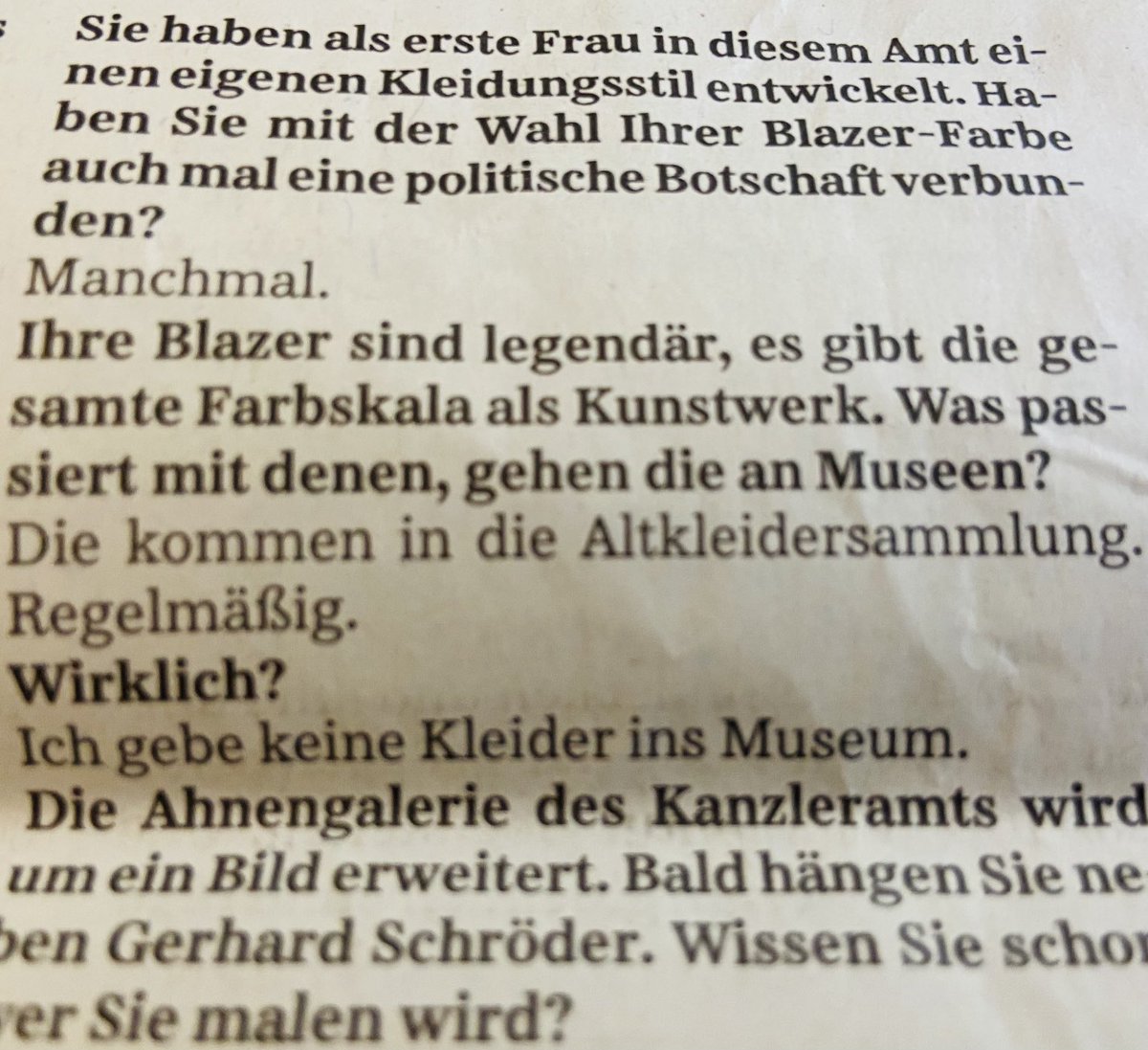 RosaliaRomaniec's tweet photo. Die Garderobe von Angela #Merkel landet regelmäßig in Altkleidercontainern! - nach diesem @SZ -#Abschiedsinterview werden sich bestimmt einige Museen melden 😂👇 https://t.co/NFuxsvVAxB