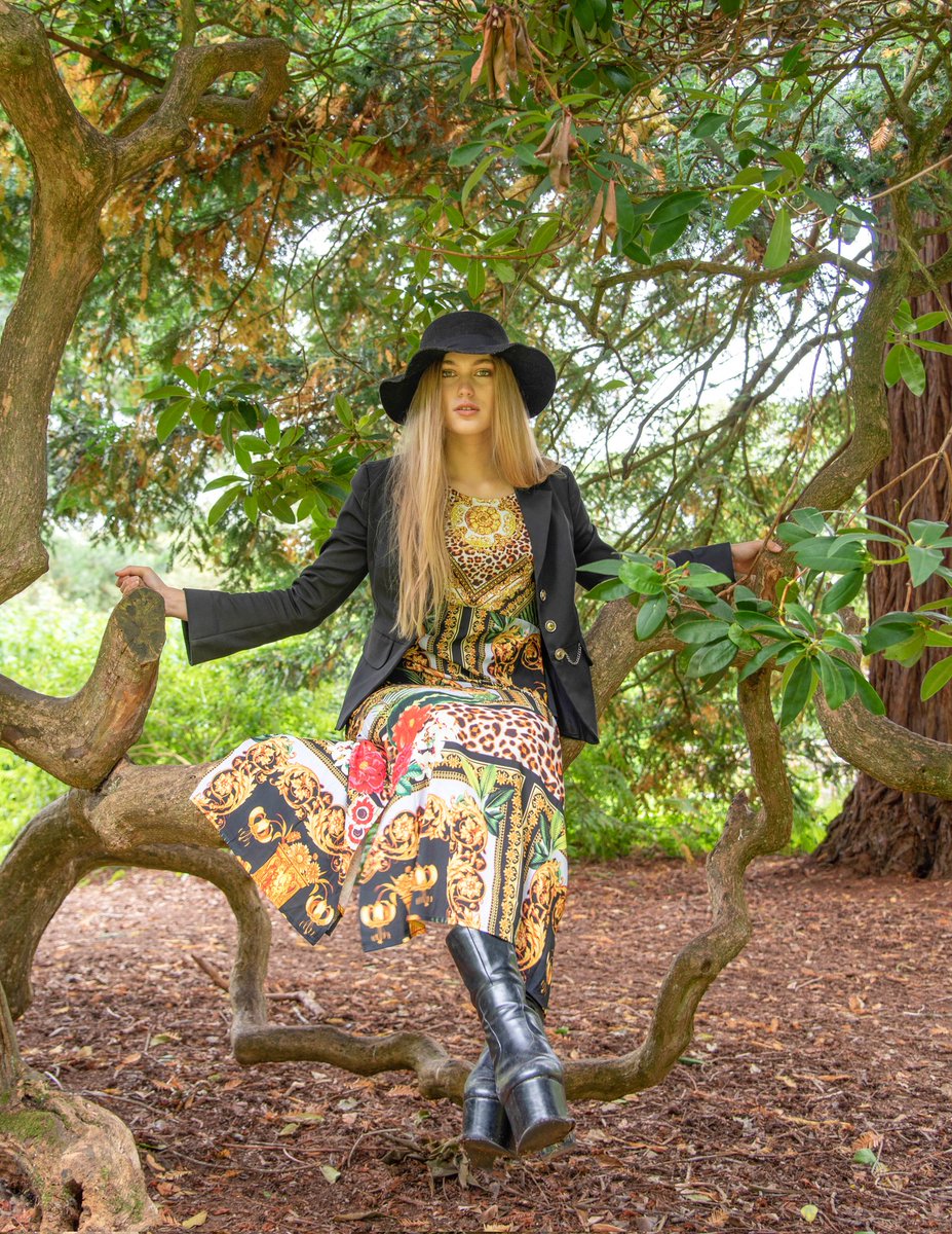 So happy to see our Casa Rose printed maxi dress on the front cover of Roidx Magazine including a Fashion feature celebrating nature 💚💛Big thanks to all involved in this special project &amp; collab. 
Photo: Kia Roberts
Dress: <a href="/casaroseboudoir/">Casa Rose Fashion Experience</a>
Model: Rheanna Cartier 
#FrontCover🙏