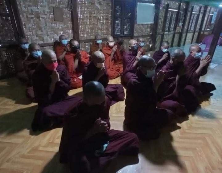 Khithitofficial's tweet photo. မန္တလေး သံဃသမဂ္ဂ သပိတ်စစ်ကြောင်း ဆရာတော်များ ဦးဆောင်ကာ ယနေ့ အောက်တိုဘာလ ၂၃ ရက်နေ့တွင် ပရိတ်ရွတ် မေတ္တာပို့ပြီး အကြမ်းဖက် စစ်ကောင်စီ တော်လှန်ရေး လှုပ်ရှားမှုပြုလုပ် https://t.co/x2lXqzBi2Y