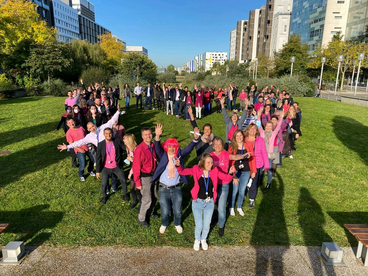 Isatoine1's tweet photo. La direction de l'Offre mobilisée pour la prévention du cancer du sein après un beau séminaire, enfin réunis ensemble! #engagement #OctobreRose #AxaAtoutCooeur #ProudToBeAxa https://t.co/8x2Y1LcwTj