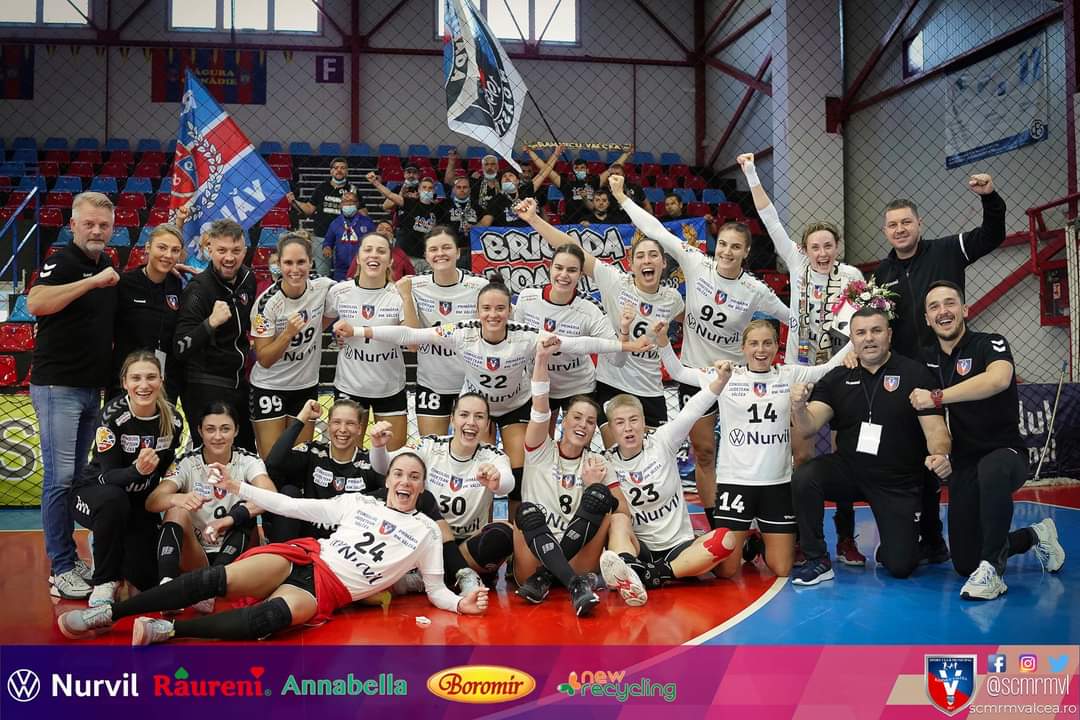 KikiLiscevic71's tweet photo. ๐ต๐ด #Gameday #LigaFlorilorMOL
We hope that we will end today's game in this mood and that we will celebrate with our fans๐ช
@scmrmvl ๐๏ธ HC Danube Braila
โฐ 14:30๐ท๐ธ (15:30๐ท๐ด)
๐บ TVR 1 | TVR 1 HD
#teamValcea #powerGirls https://t.co/eqFfH6J5GU