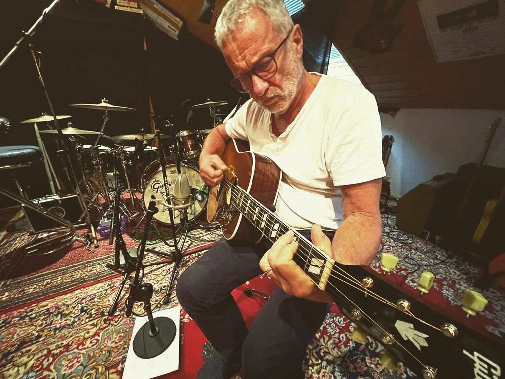 erkbergtrio's tweet image. Erkberg Trio Studio Session Oktober 2021.

#erkbergtrio #studio18 #etq #et6 #mundart #etq2020 #kässlerplatt #produzent #sounddesign #recording #studio #recordingstudio #producer #singersongwriter #singer #songwriter #music #musician #tonstudio #studiolife #studiowork #musici…