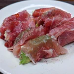 おつまみにも良さそう!生ハムでアボカドやチーズを巻いた、餃子風レシピ!