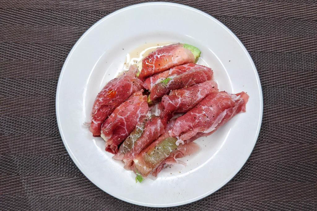 おつまみにも良さそう！生ハムでアボカドやチーズを巻いた、餃子風レシピ！