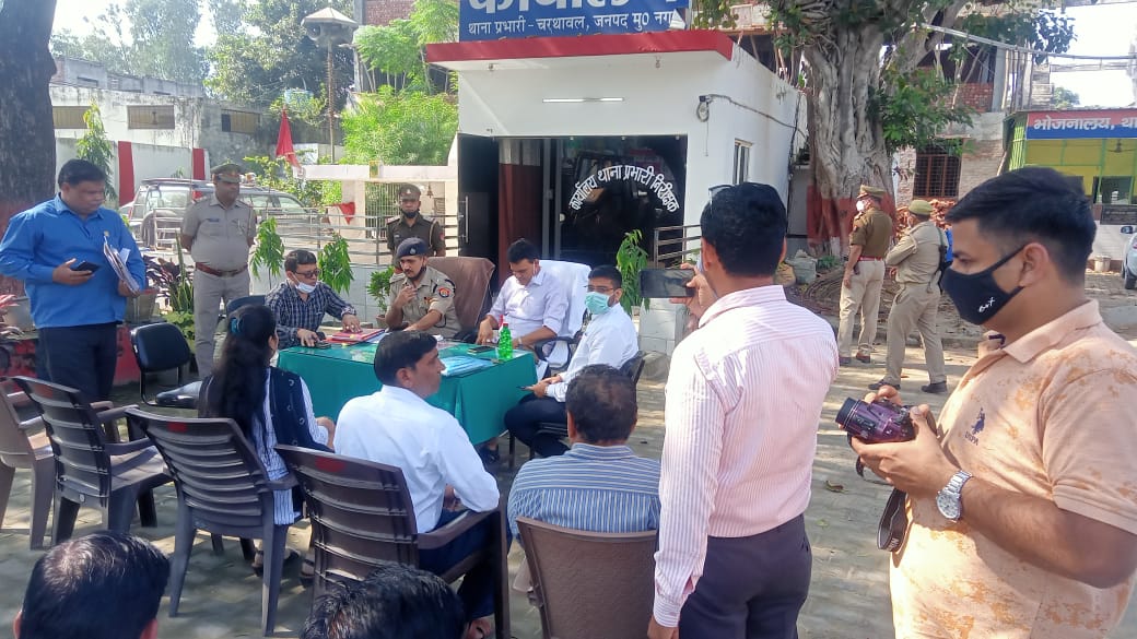 SadarSim's tweet photo. जिलाधिकारी महोदय द्वारा थाना दिवस पर थाना charthaval में सभी lekhpalo को अपने क्षेत्र के नाली, chakroad,सरकारी भूमि से कब्जे हटाते हुए समस्त भूमि विवाद निस्तारित करने के निर्देश दिए साथ ही निजी भूमि विवाद भी सहमति बनाकर निस्तारित करने के निर्देश दिये https://t.co/OZep4vxGCW