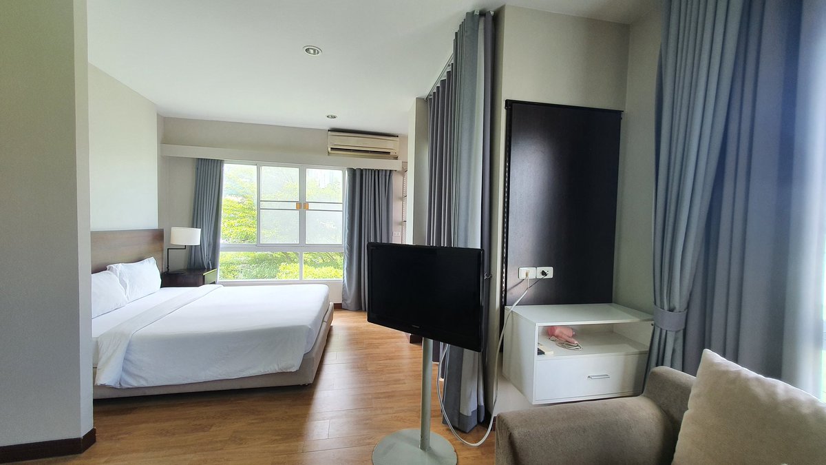 Kusanz111's tweet image. เอาปากกามาวง ตรงไหนที่ไม่คุ้ม 
โรงแรม เจ ปาร์คตรงแยกบายบาสชลบุรี ด้วยห้องขนาดนี้ ภายใน รร. เราสามารถใช้ สระว่ายน้ำ
ฟิสเนสใหม่วิ้ง
และออนเซนได้  ฟรี 
ที่พัก 1 คืน ในราคา 588 บาท จองผ่าน เราเที่ยวด้วยกัน ไปกะเพื่อน 2 คน หารคนละไม่ถึง 300 ถูกกว่าโฮสเทลอีก แค่ไปแช่ออนเซน ก็คุ้มแล้ว