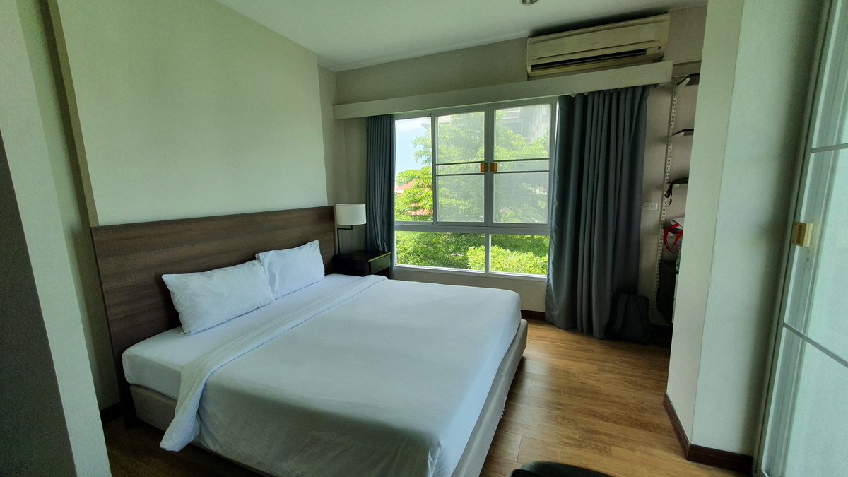 Kusanz111's tweet image. เอาปากกามาวง ตรงไหนที่ไม่คุ้ม 
โรงแรม เจ ปาร์คตรงแยกบายบาสชลบุรี ด้วยห้องขนาดนี้ ภายใน รร. เราสามารถใช้ สระว่ายน้ำ
ฟิสเนสใหม่วิ้ง
และออนเซนได้  ฟรี 
ที่พัก 1 คืน ในราคา 588 บาท จองผ่าน เราเที่ยวด้วยกัน ไปกะเพื่อน 2 คน หารคนละไม่ถึง 300 ถูกกว่าโฮสเทลอีก แค่ไปแช่ออนเซน ก็คุ้มแล้ว