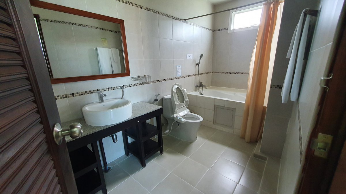 Kusanz111's tweet image. เอาปากกามาวง ตรงไหนที่ไม่คุ้ม 
โรงแรม เจ ปาร์คตรงแยกบายบาสชลบุรี ด้วยห้องขนาดนี้ ภายใน รร. เราสามารถใช้ สระว่ายน้ำ
ฟิสเนสใหม่วิ้ง
และออนเซนได้  ฟรี 
ที่พัก 1 คืน ในราคา 588 บาท จองผ่าน เราเที่ยวด้วยกัน ไปกะเพื่อน 2 คน หารคนละไม่ถึง 300 ถูกกว่าโฮสเทลอีก แค่ไปแช่ออนเซน ก็คุ้มแล้ว