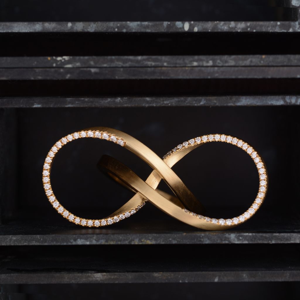 McCaulJewellery's tweet photo. Hand-forged and pave-set with white diamonds...Seeping wire loops make this gold and diamond cocktail ring eye-catching yet light and easy to wear piece ✨
#statementring #handforged #golddiamondring #paveset #handcraftedjewellery #jewellerylondon #bespokejewellery https://t.co/xTuxOUK77A