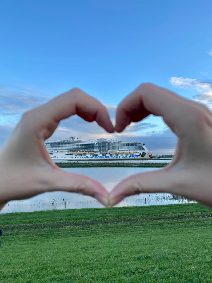 Das neueste Kreuzfahrtschiff von AIDA Cruises, AIDAcosma, ist auf ihrer ersten Fahrt auf der Ems! Die Nadelöhre Friesenbrücke und Jann-Berghaus-Brücke hat das Schiff schon gemeistert. Weiter geht es Richtung Emden! #AIDAcosma