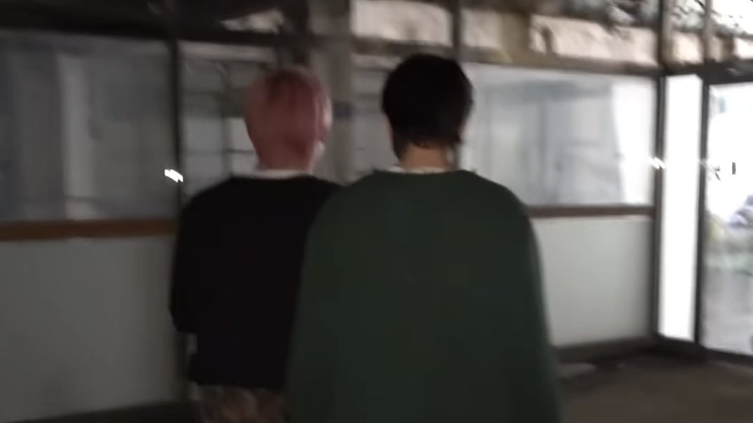sunjakefilm's tweet photo. Jake hiding and holding onto Sunoo in the haunted house 😭 https://t.co/hcXYpEFpEV