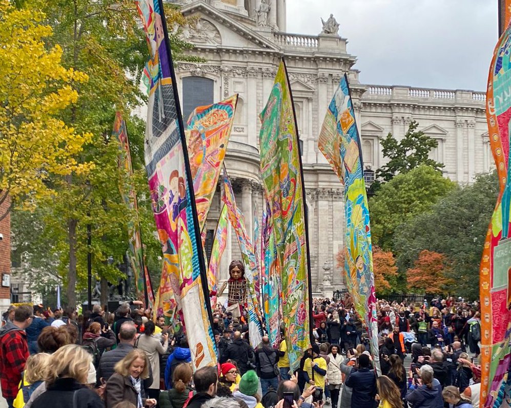 kinetikapeople's tweet photo. This morning we were delighted to welcome #LittleAmal to @StPaulsLondon with our Silk River banners that tell a story of shared cultural heritage between nations. Amazing puppet, amazing project #chooselove 💚

@goodchancecal @stpaulslondon @walkwithamal #walkwithAmal https://t.co/MDqoG7rWah