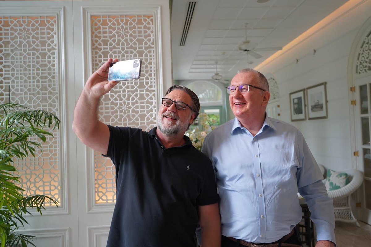 AusAmbBKK's tweet photo. Lost in Bangkok with @russellcrowe! Wished him all the best for the upcoming movie shoot. And took the opportunity to give him the Australian Embassy BTS (skytrain) card – this should help him if he gets lost in Bangkok again! https://t.co/gZSqdfkE4r