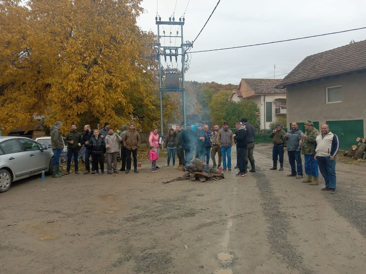 MIROLJUBPOPOVI1's tweet photo. Apdejt iz Dragova, sa blokade. Situacija je napeta, na ivici sukoba. Dolazila je i policija. https://t.co/AdevWMQdZN